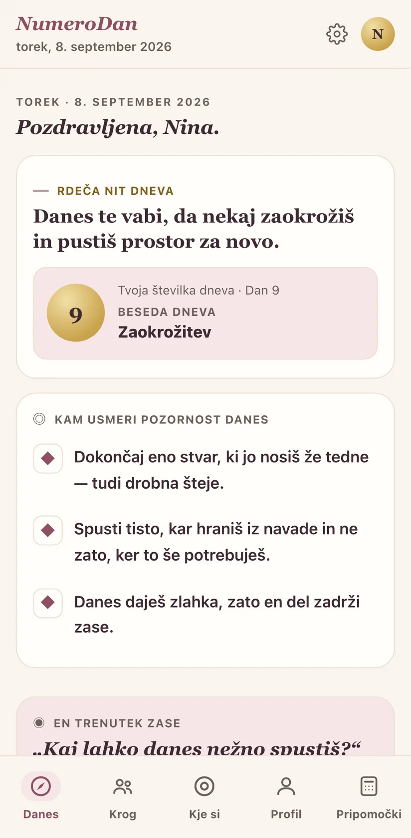 Zaslon Danes: pozdrav, številka dneva, beseda dneva in misel za današnji dan.